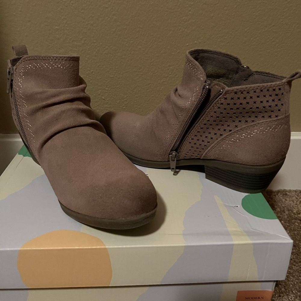 Earth Origin Colette Cheryl suede boot, brand new size 7.5